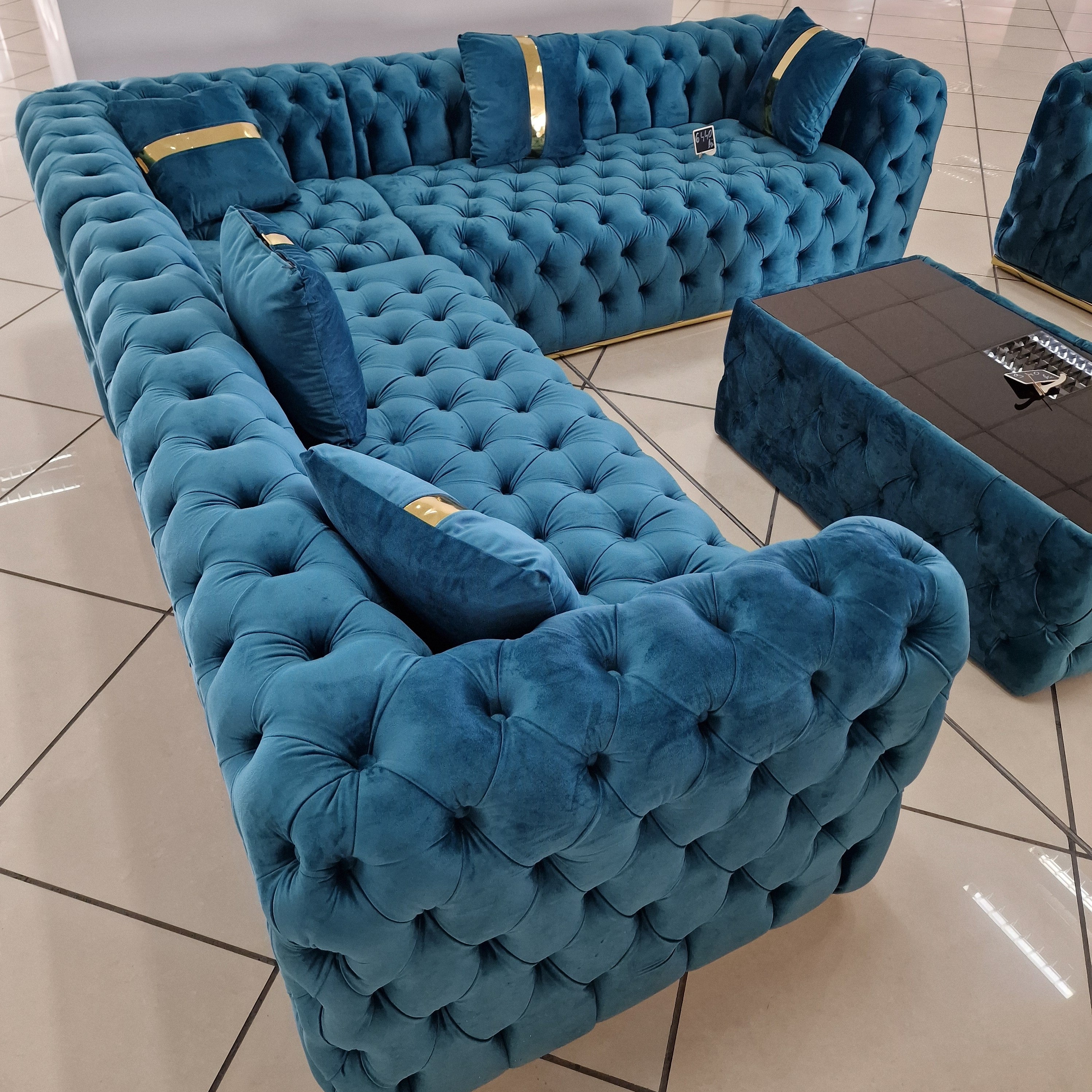 Close-up al texturii catifelei de înaltă calitate a coltarului California, subliniind aspectul luxuriant și rafinat.