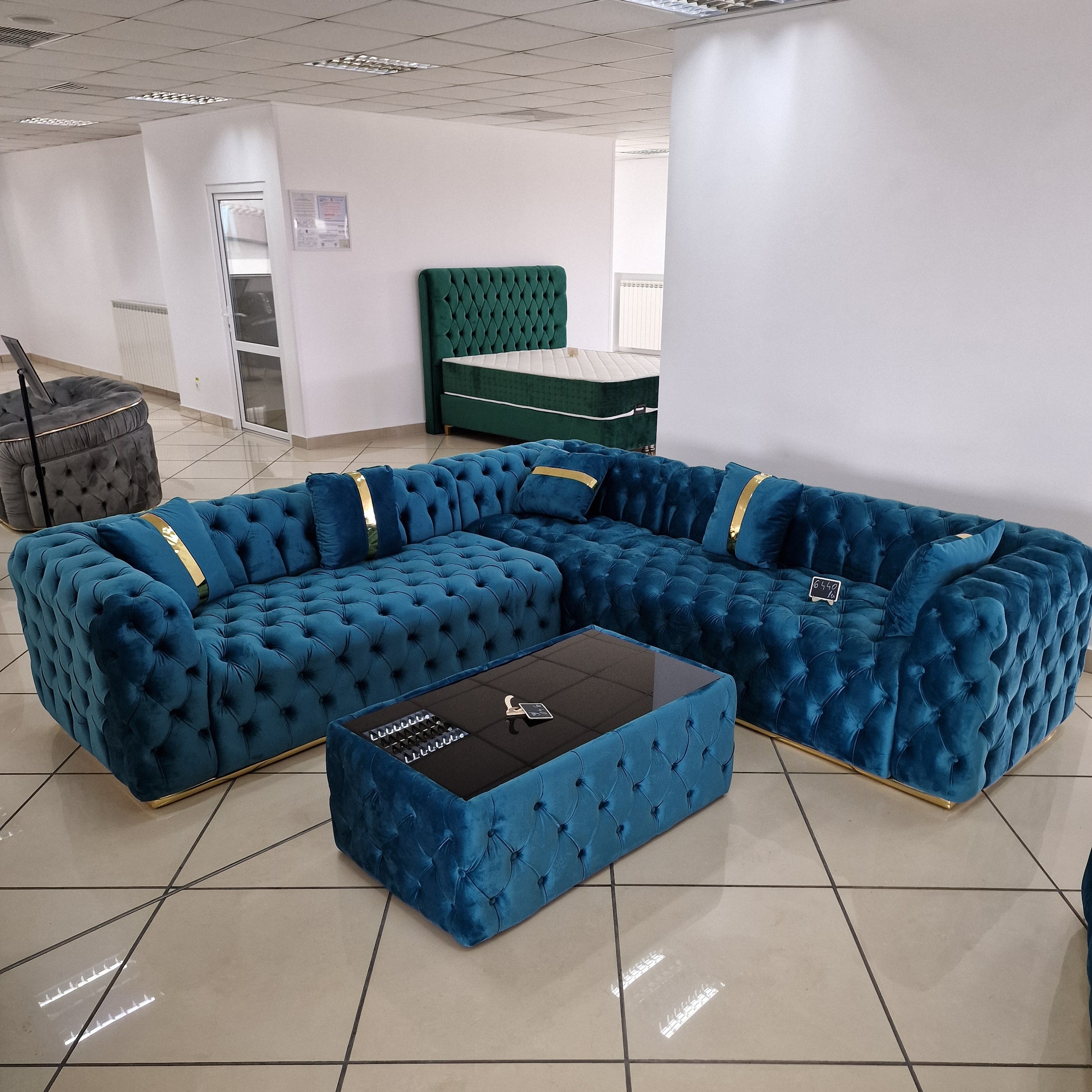 Coltar din catifea California, amplasat într-un living modern, evidențiind designul elegant și confortabil.