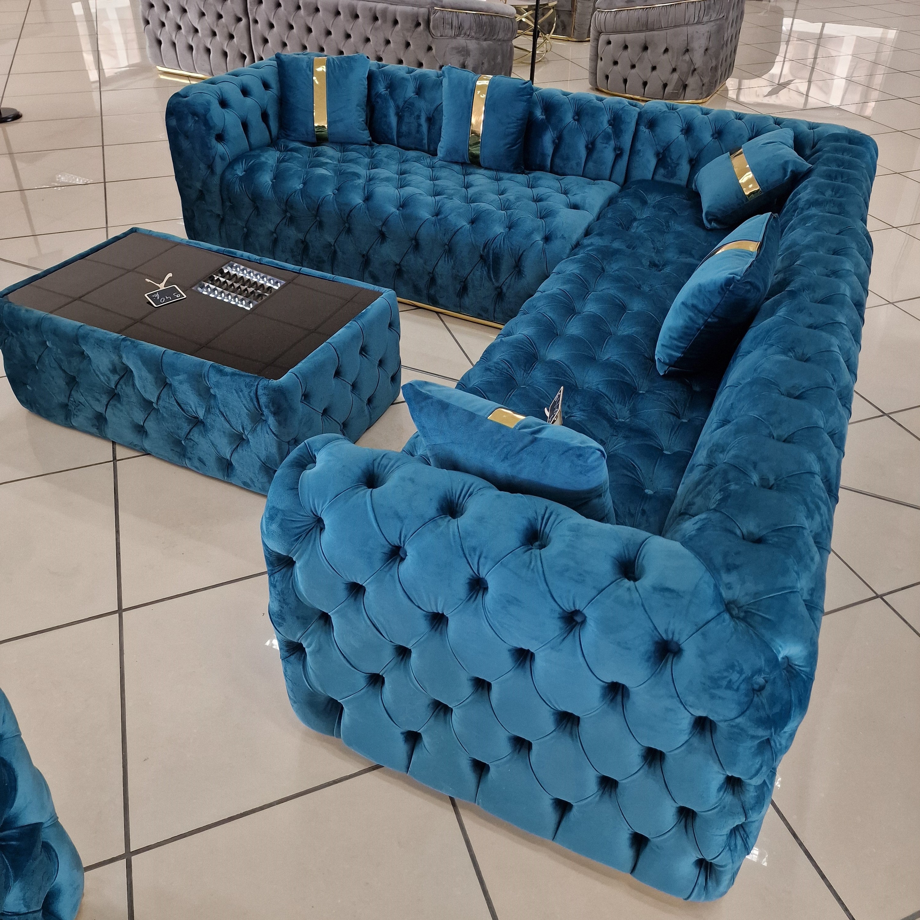 Structura robustă din lemn de fag și brad a coltarului California, asigurând durabilitate și stabilitate.