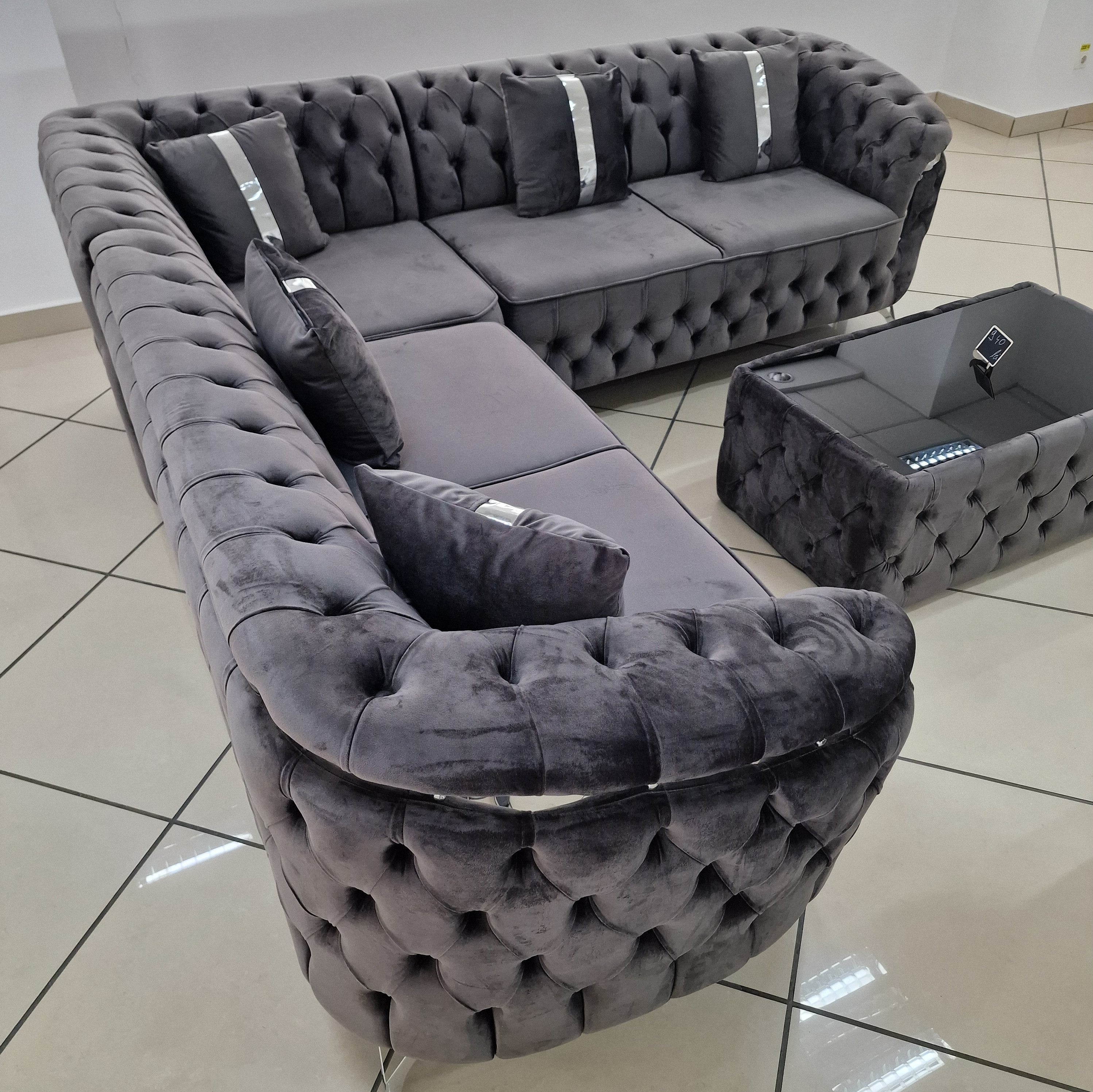 Set de mobilier pentru cameră de zi din colectia Cavali de la IMPACT MOB, cu canapea și masă într-un design modern.