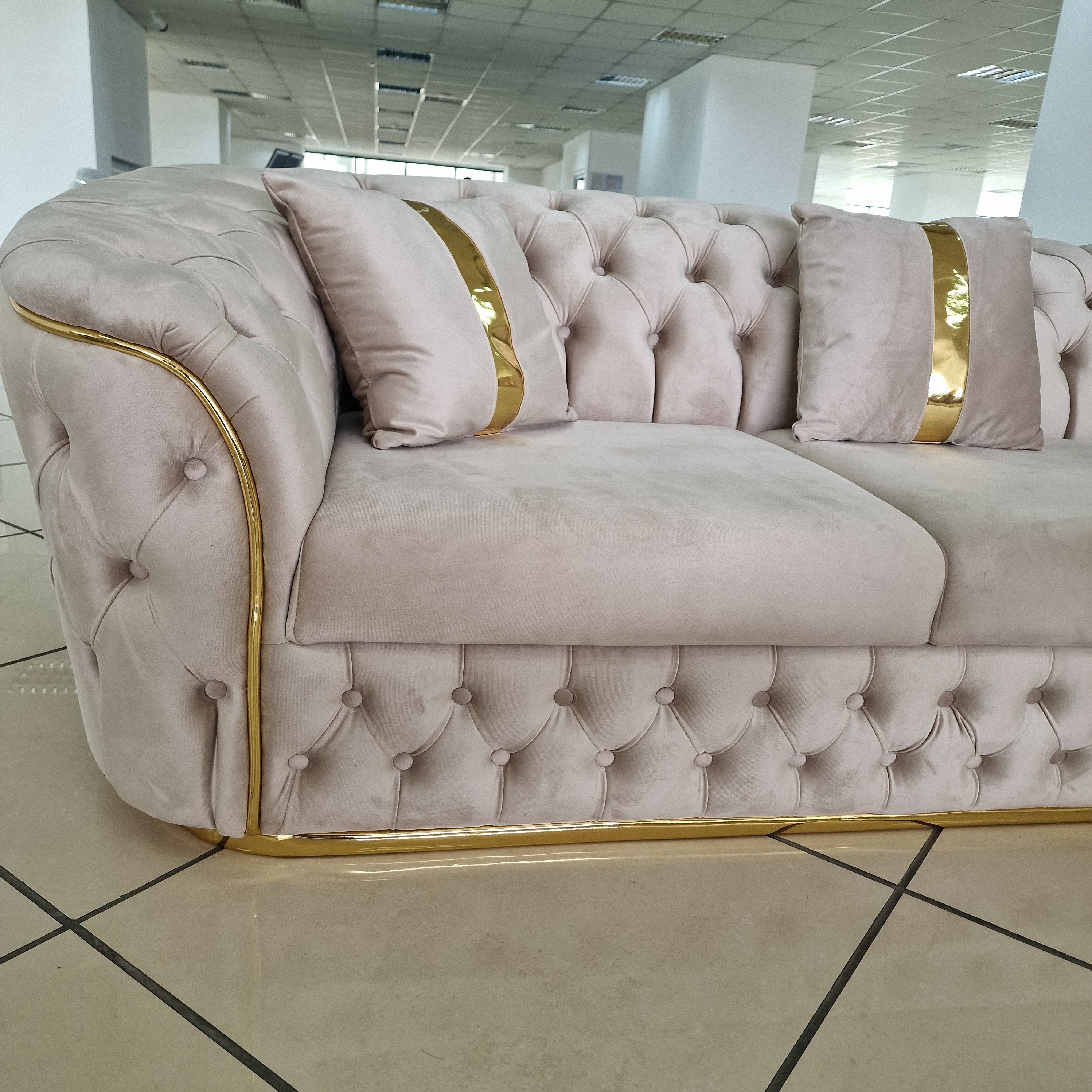 Set de mobilier din colecția Lugano de la Impact Mob, cu elemente din lemn și tapițerie modernă, pentru living elegant