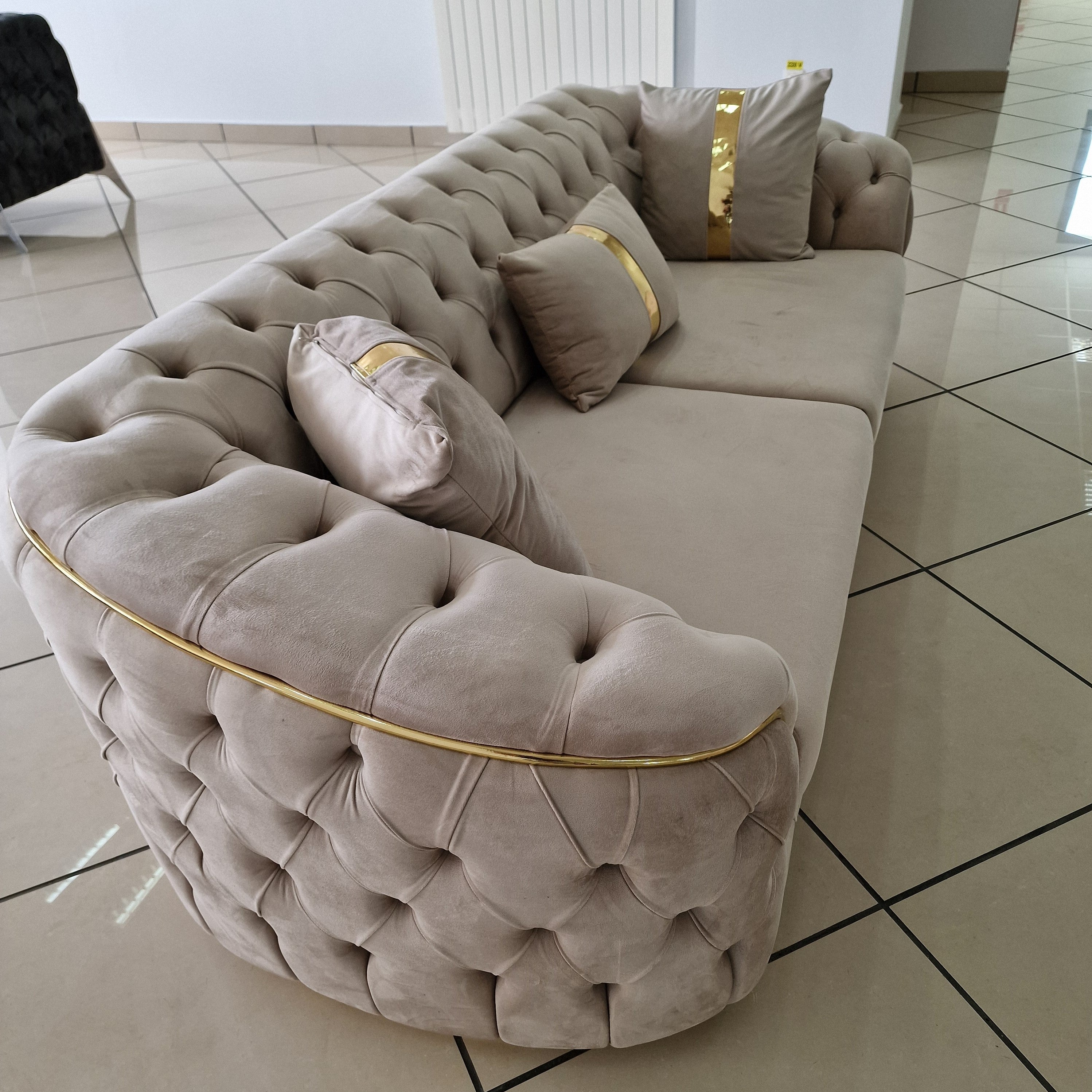 Imagine cu mobilier din colectia Lugano de la IMPACT MOB, detalii ale finisajelor și design modern.