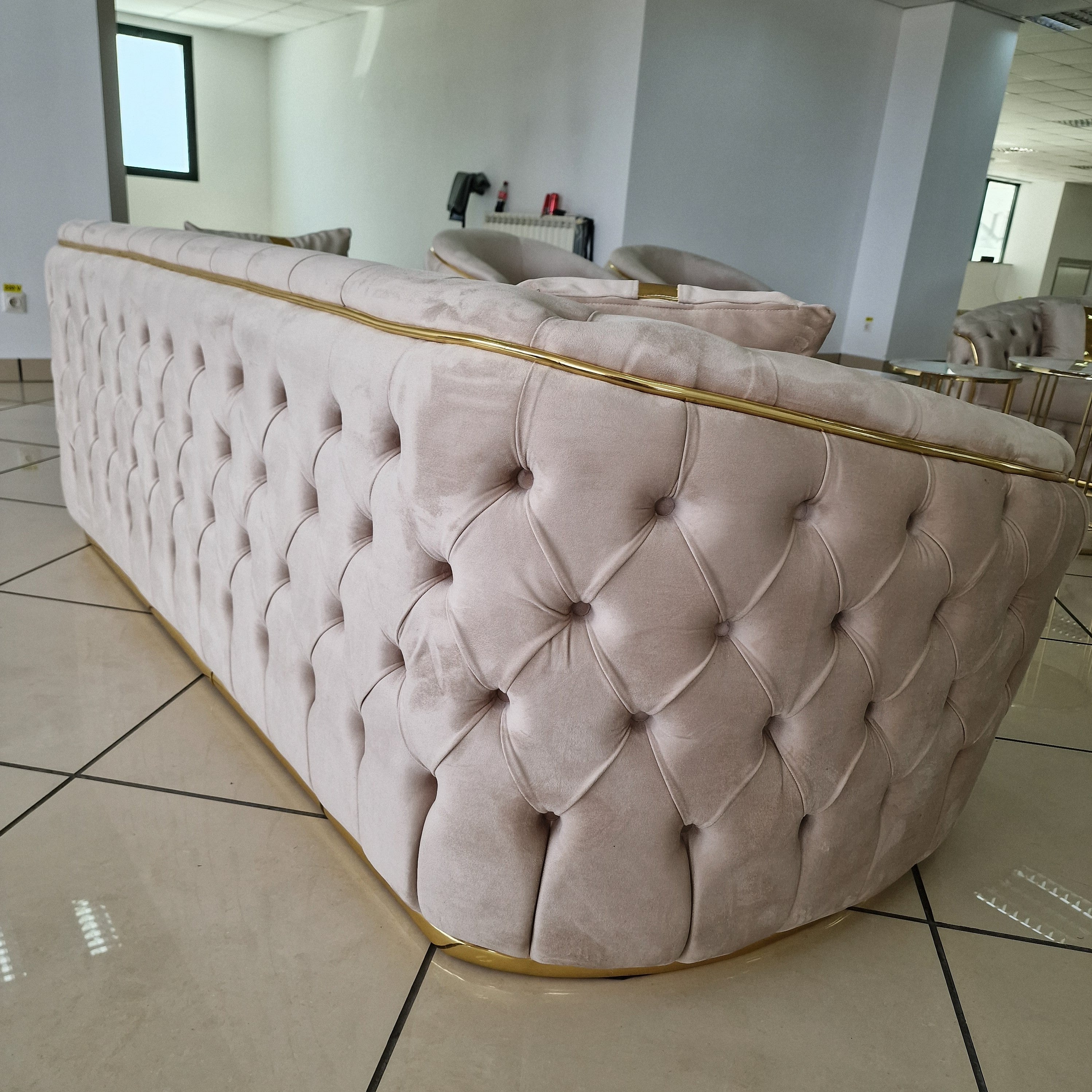 Imagine cu mobilier din colectia Lugano de la Impact Mob, evidențiind detalii ale mobilierului modern și elegant.