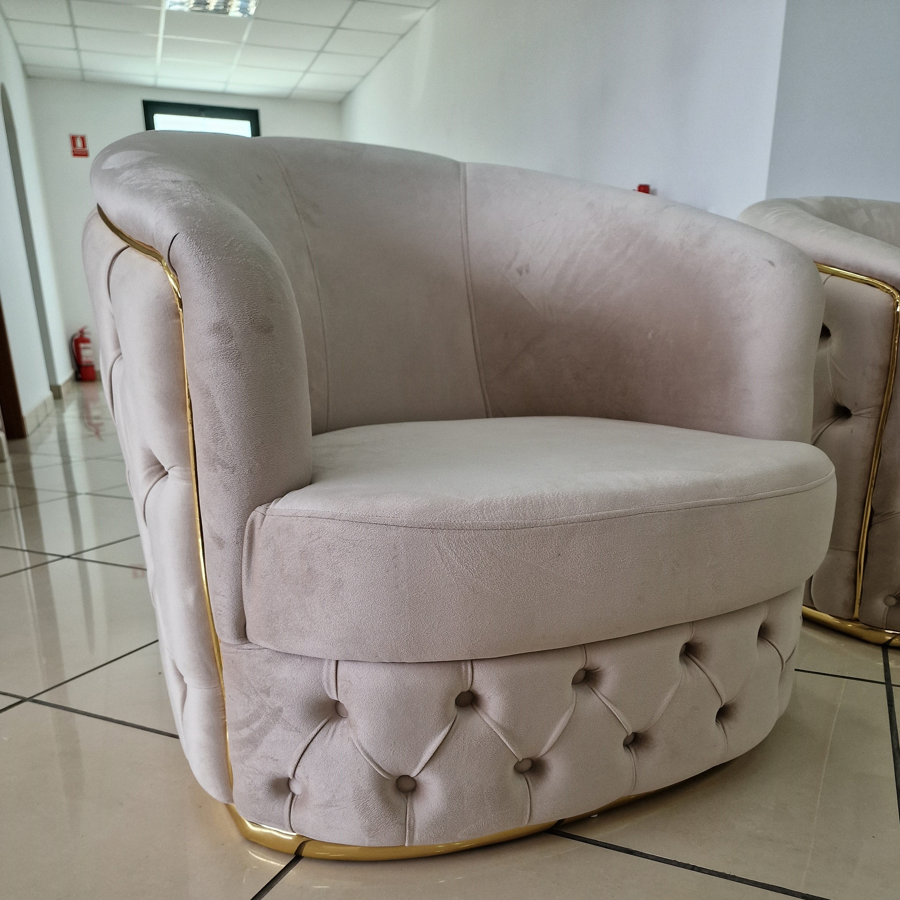 Set de mobilier din colectia Lugano de la IMPACT MOB, cu canapea și fotolii moderne în nuanțe neutre.