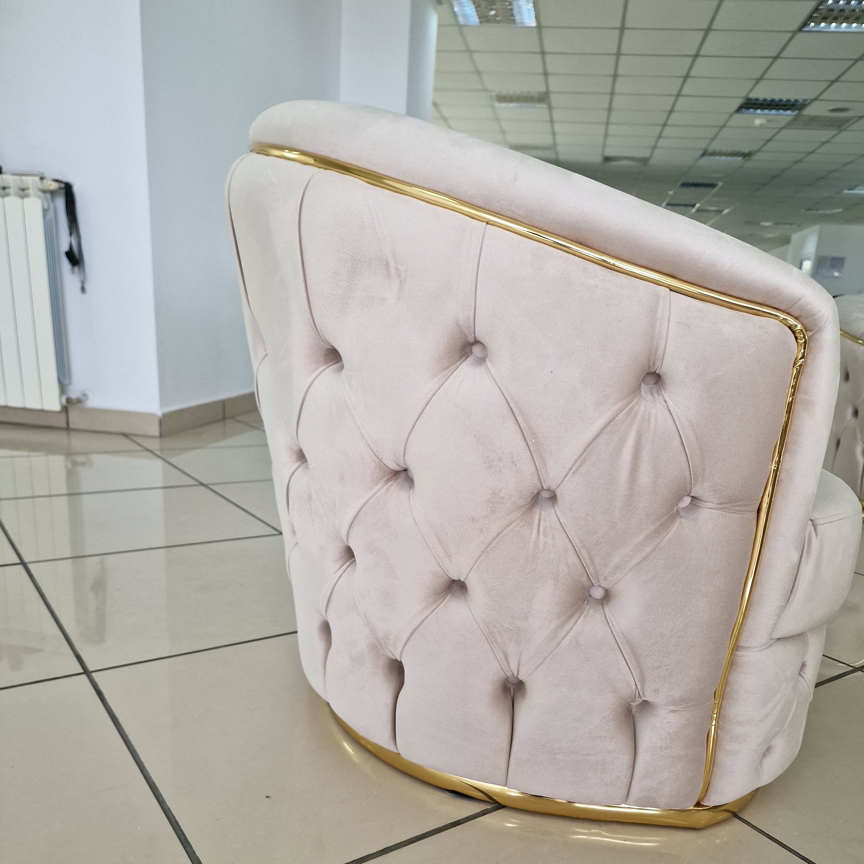 Imagine cu mobilier din colectia Lugano de la Impact Mob, evidențiind detalii ale unui dulap modern și elegant.