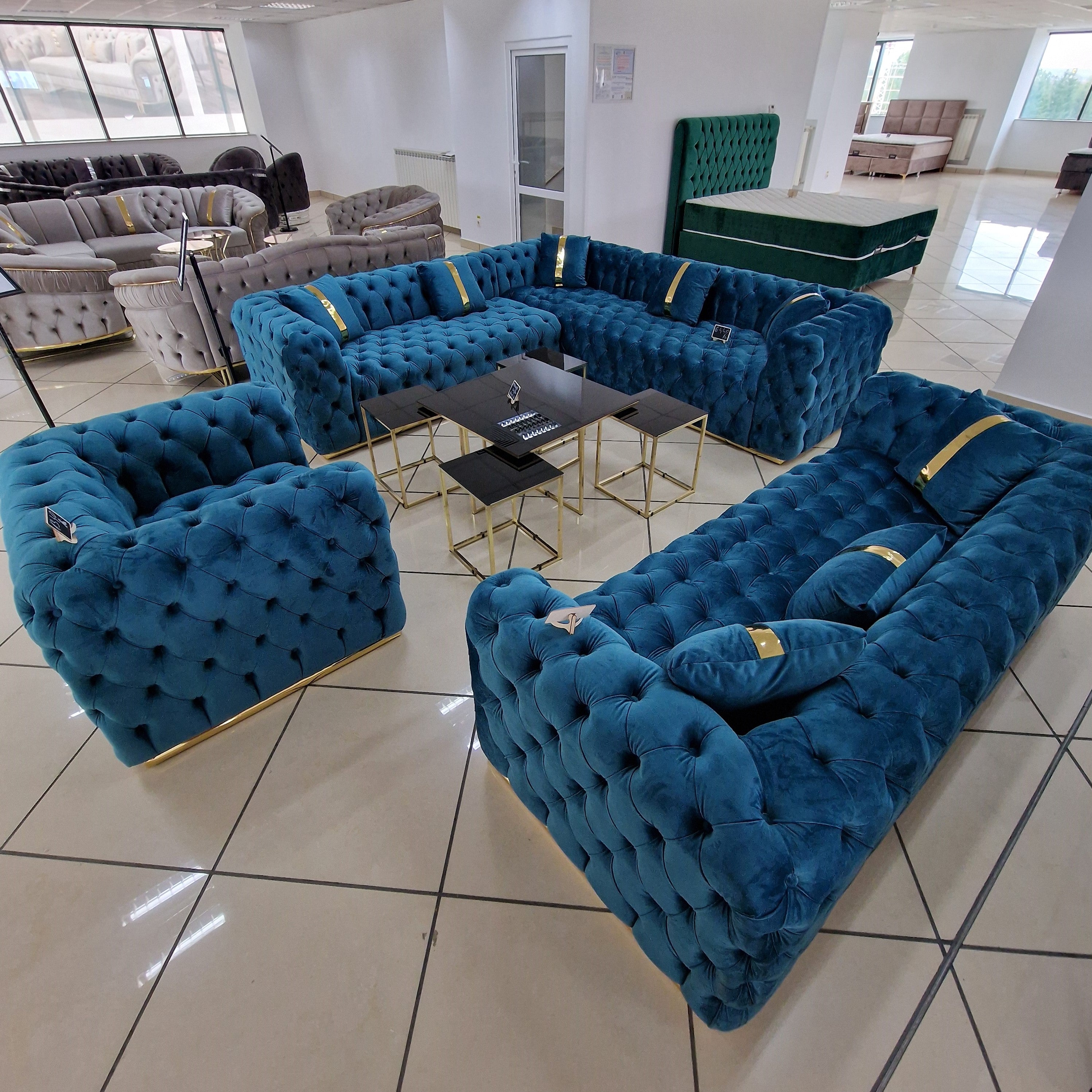 Coltarul California asortat cu perne decorative și o masă de cafea elegantă, creând un spațiu primitor.