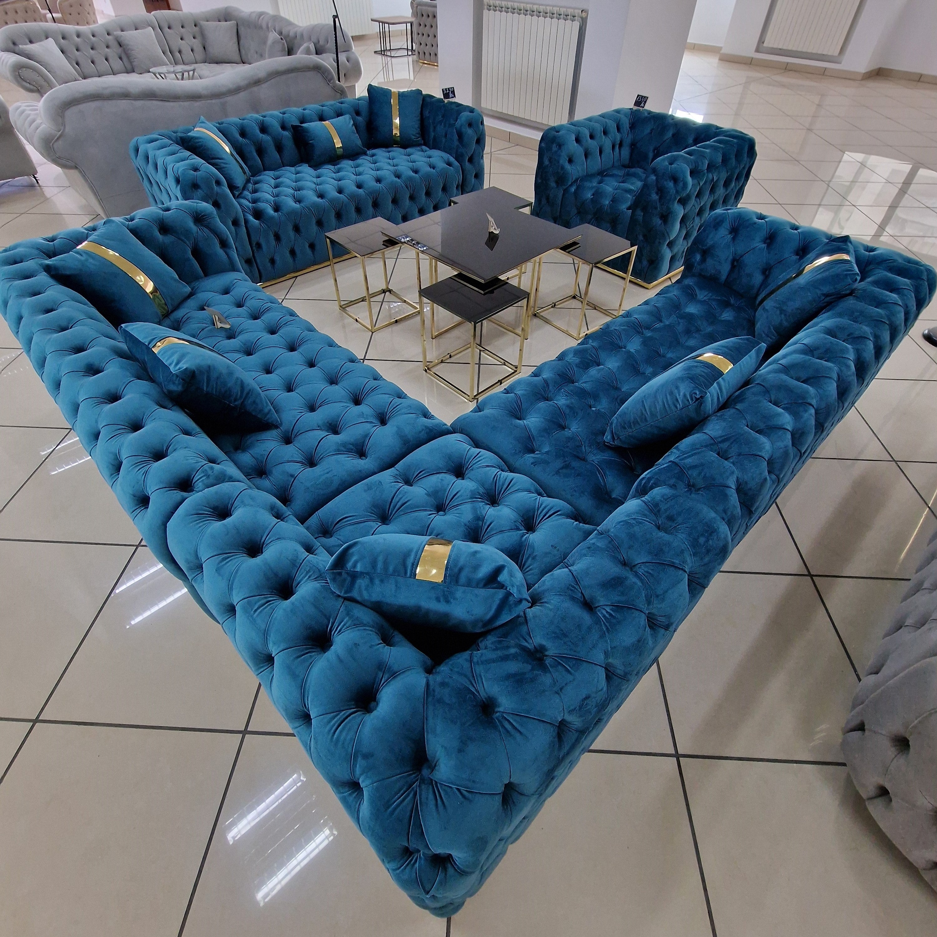 Sezutul coltarului California, realizat din catifea moale, cu cordelină elastică și burete, oferind un confort optim.