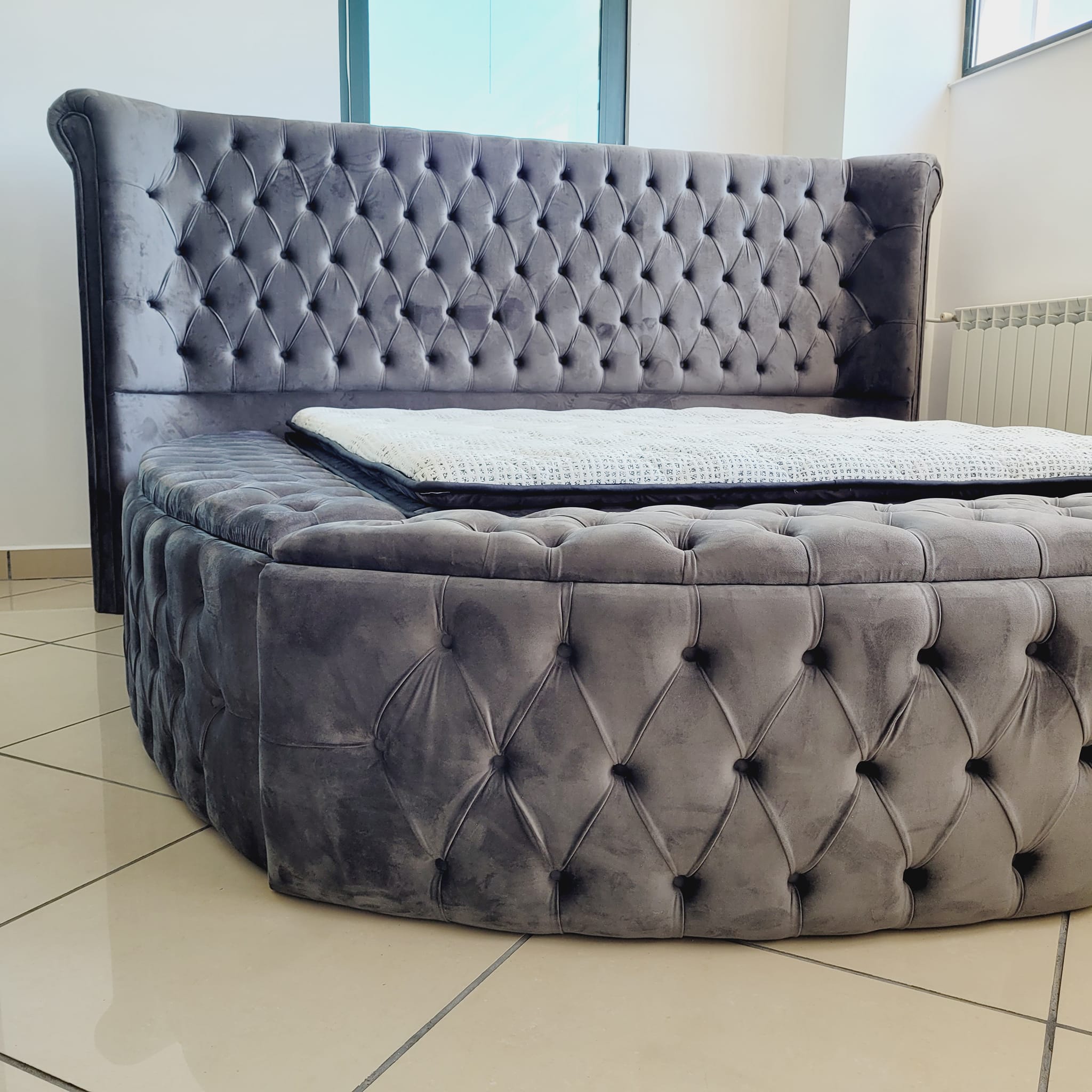 Pat tapițat cu saltea inclusă, ladă depozitare, somieră rabatabilă, catifea – Model Boxspring Wisconsing