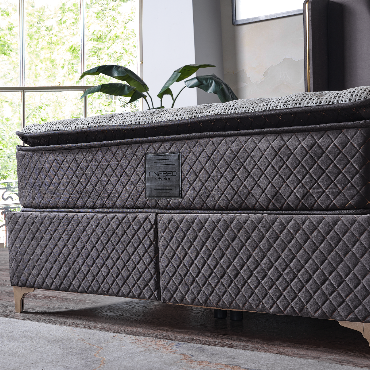 Luxurious IMPACT MOB Pat Boxspring Bazano din Catifea with built-in storage and mattress, showcasing deep purple velvet upholstery.