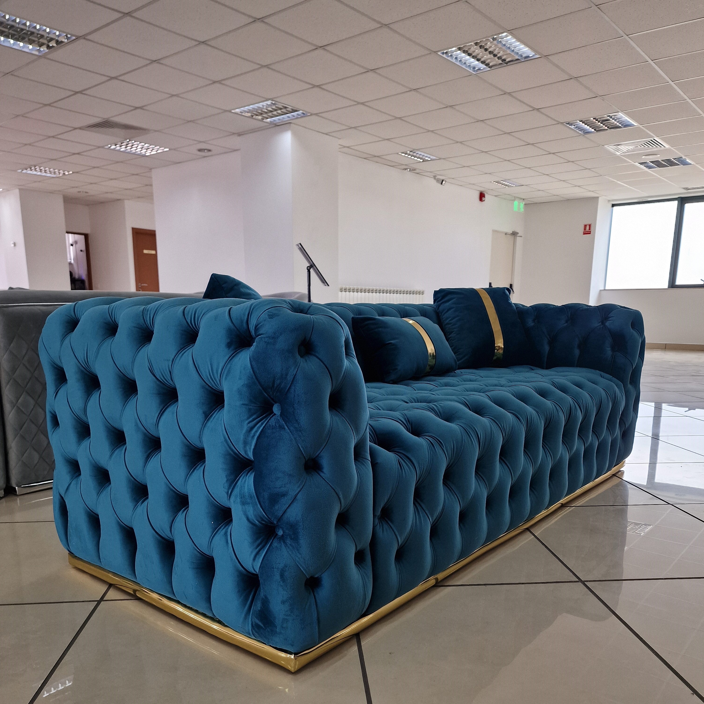 Canapea California pentru 3 persoane, amplasată într-un living modern, evidențiind designul elegant și confortul oferit.
