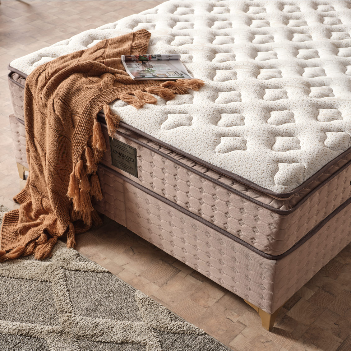 Design elegant și modern al patului tapitat Madrid, aducând o notă de rafinament dormitorului.