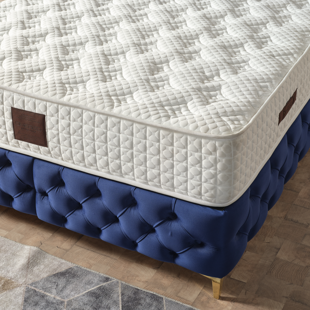 Picioare de susținere din plastic și inox ale patului Aqua, fiecare având 10 cm înălțime, pentru stabilitate și durabilitate.