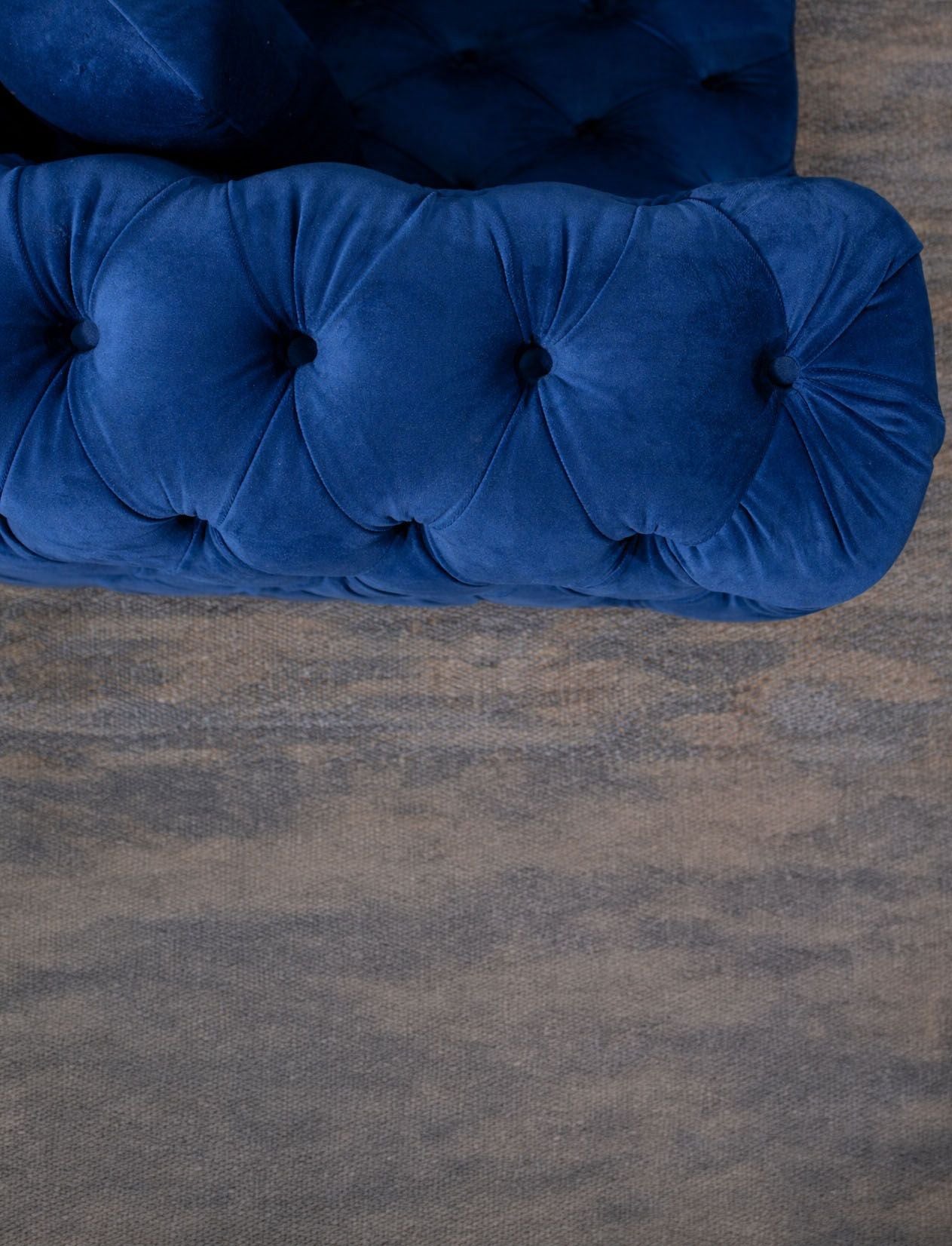 IMPACT MOB California extreme velvet sofa in rich color, featuring a stylish design and plush upholstery.