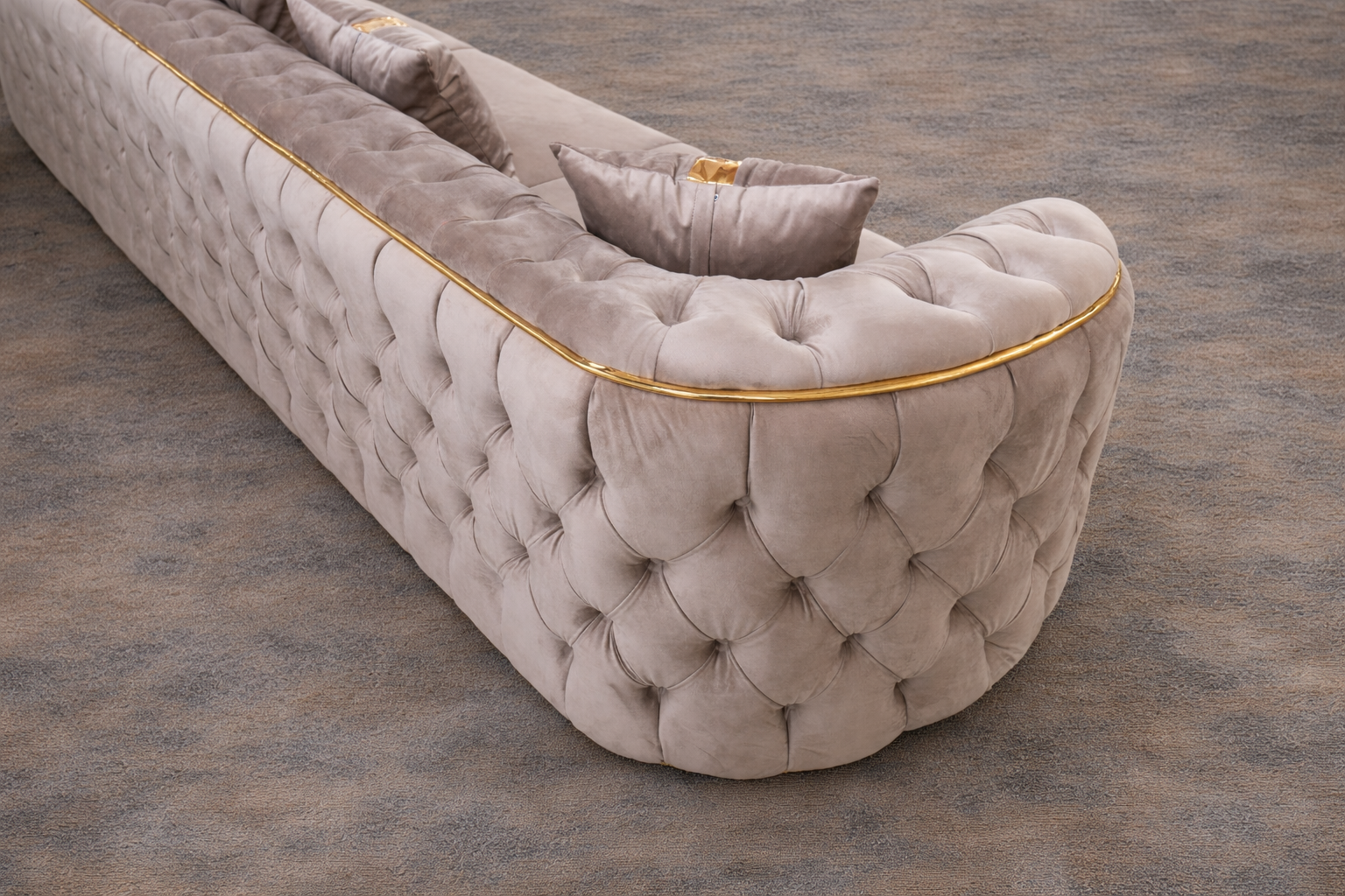 Canapea extensibilă 4 locuri Lugano de la IMPACT MOB, tapitată în material textil, cu perne decorative și structură robustă.