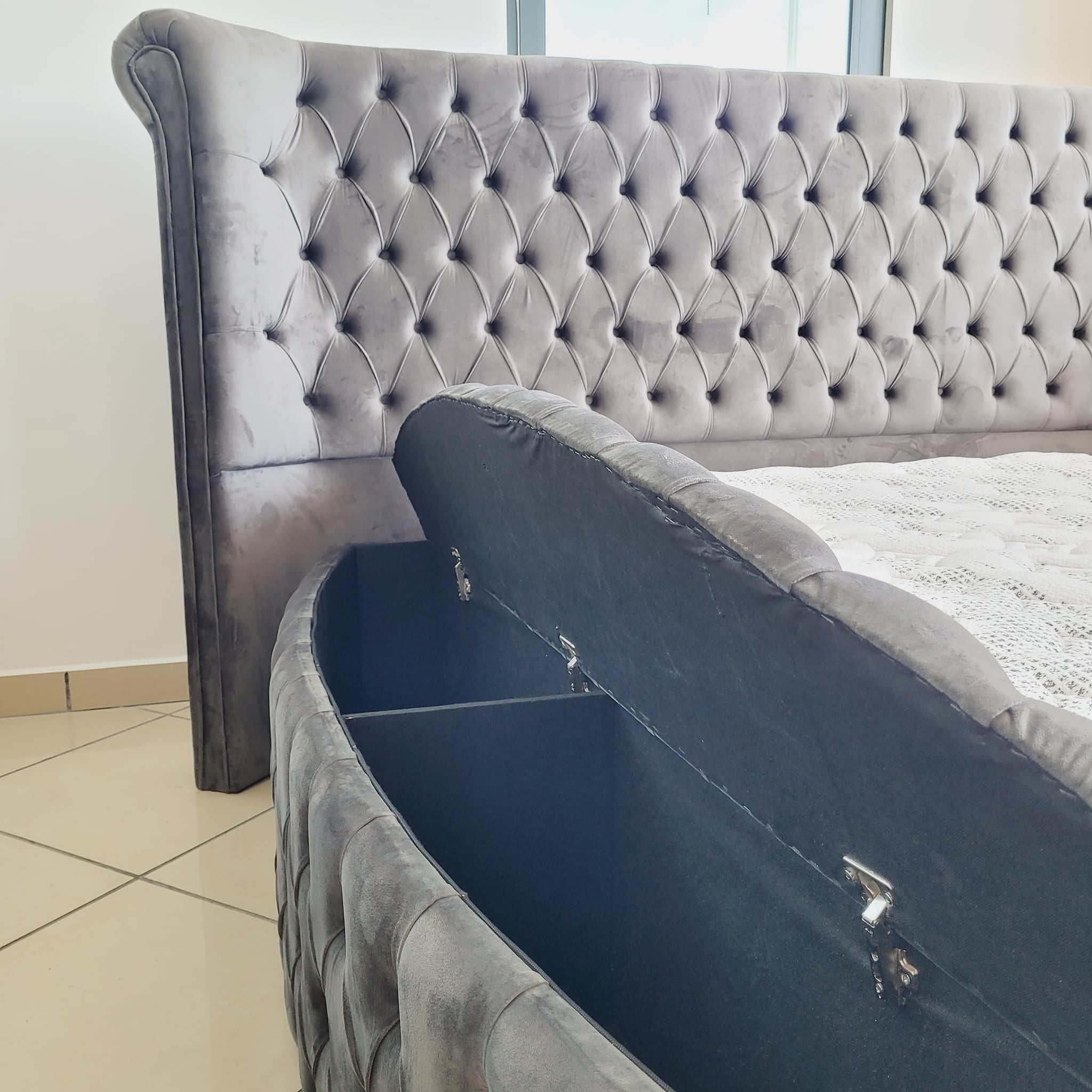 Pat tapițat cu saltea inclusă, ladă depozitare, somieră rabatabilă, catifea – Model Boxspring Wisconsing