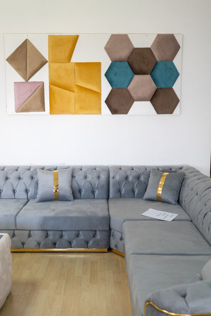 Panou decorativ tapitat hexagonal de 35 cm, pentru perete, de impact mob, cu textură moale și design modern în imagine.