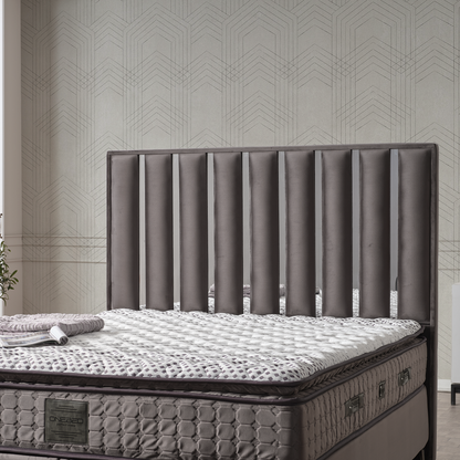 Design elegant al patului tapitat Diana, perfect pentru orice stil de dormitor.