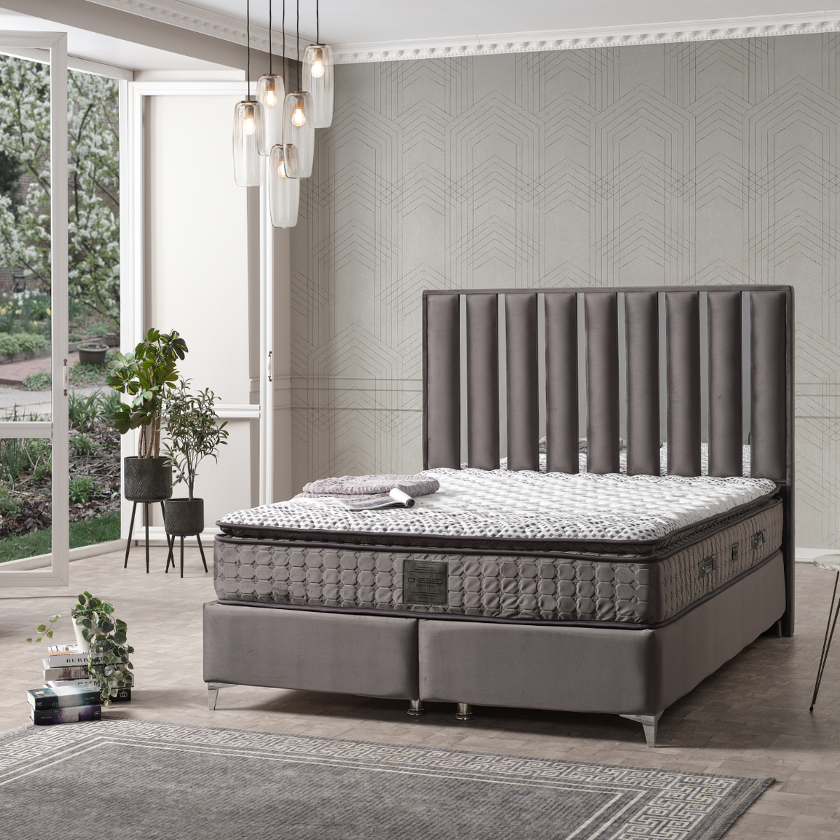 Pat tapitat Diana 160x200 cu saltea inclusă, oferind confort optim pentru un somn odihnitor.