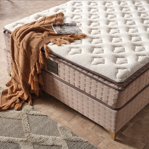 Design elegant și modern al patului tapitat Madrid, aducând o notă de rafinament dormitorului.