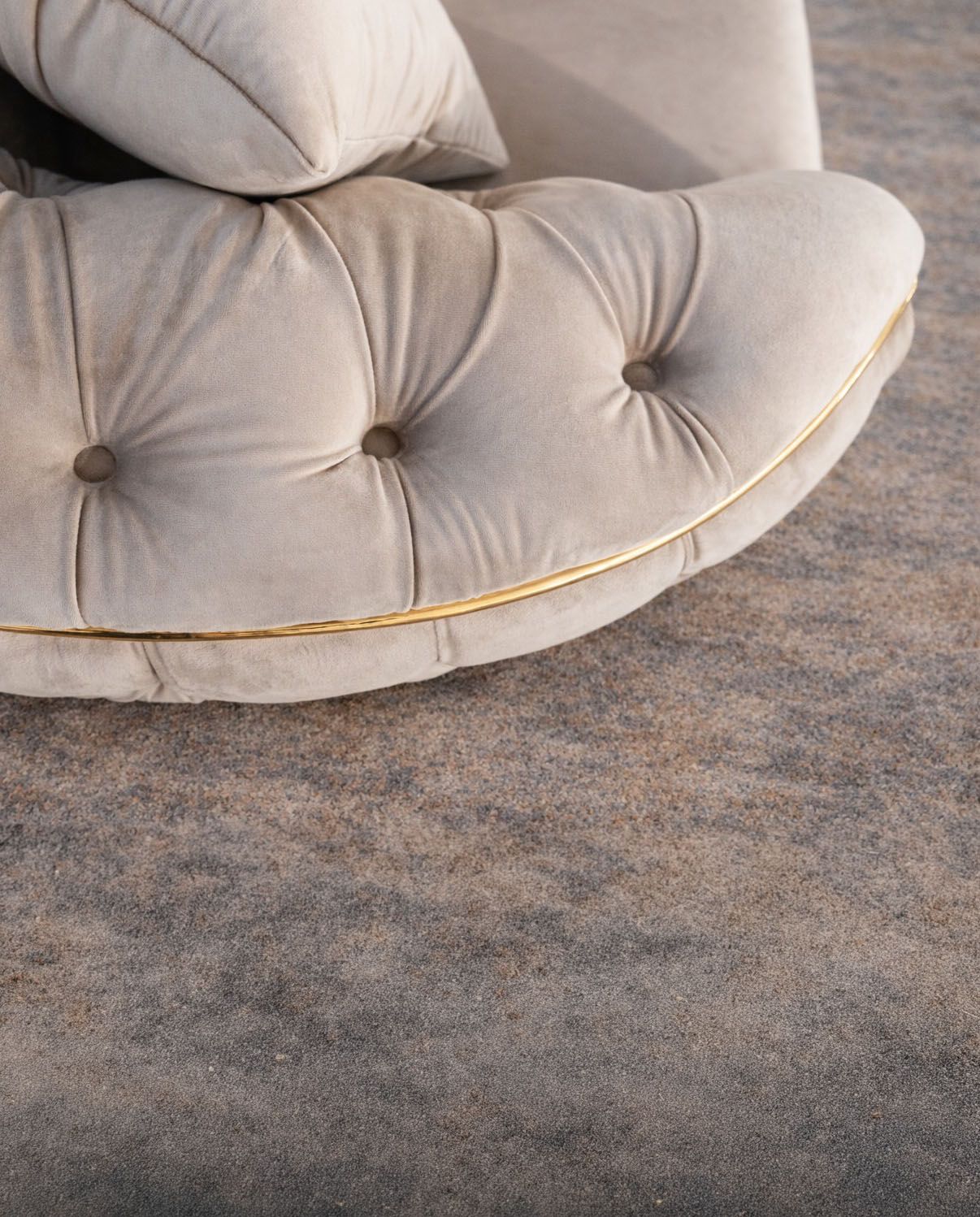 Colțar fix Lugano de 270x270 cm de la IMPACT MOB, cu tapiterie textil și design modern, vizibil din imagine.