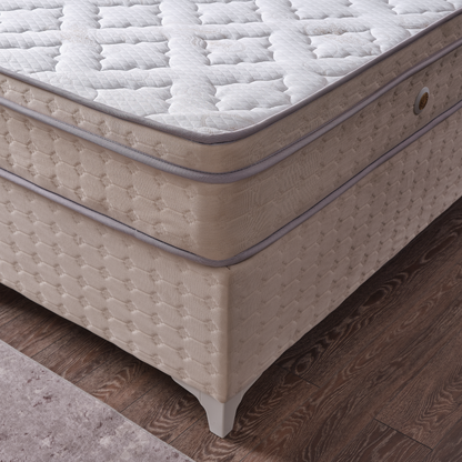 Pat din catifea cu dimensiuni generoase și design modern, oferind un aspect sofisticat și confort pe termen lung