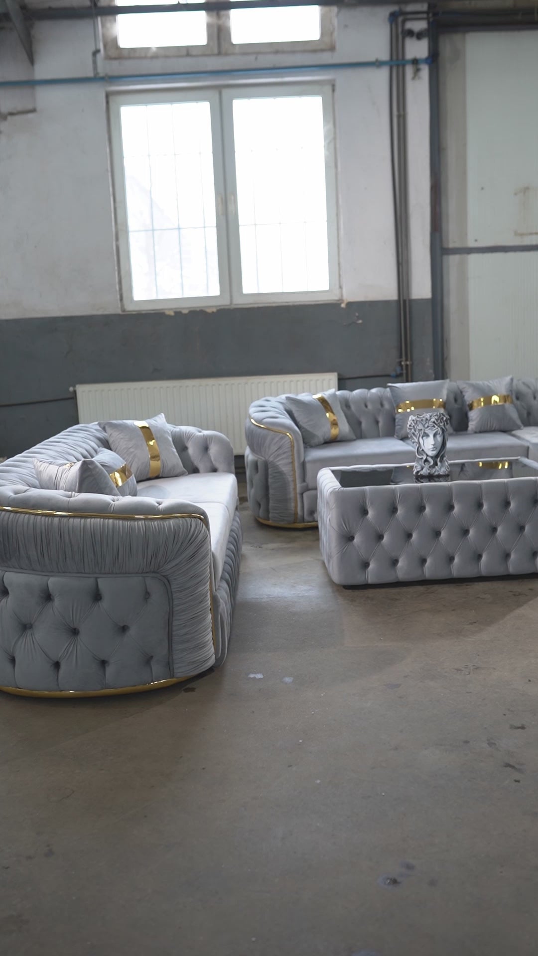 Încărcați videoclipul: Xtreme – Colțar extensibil 270×270 cm cu canapea 3 locuri și măsuță de cafea