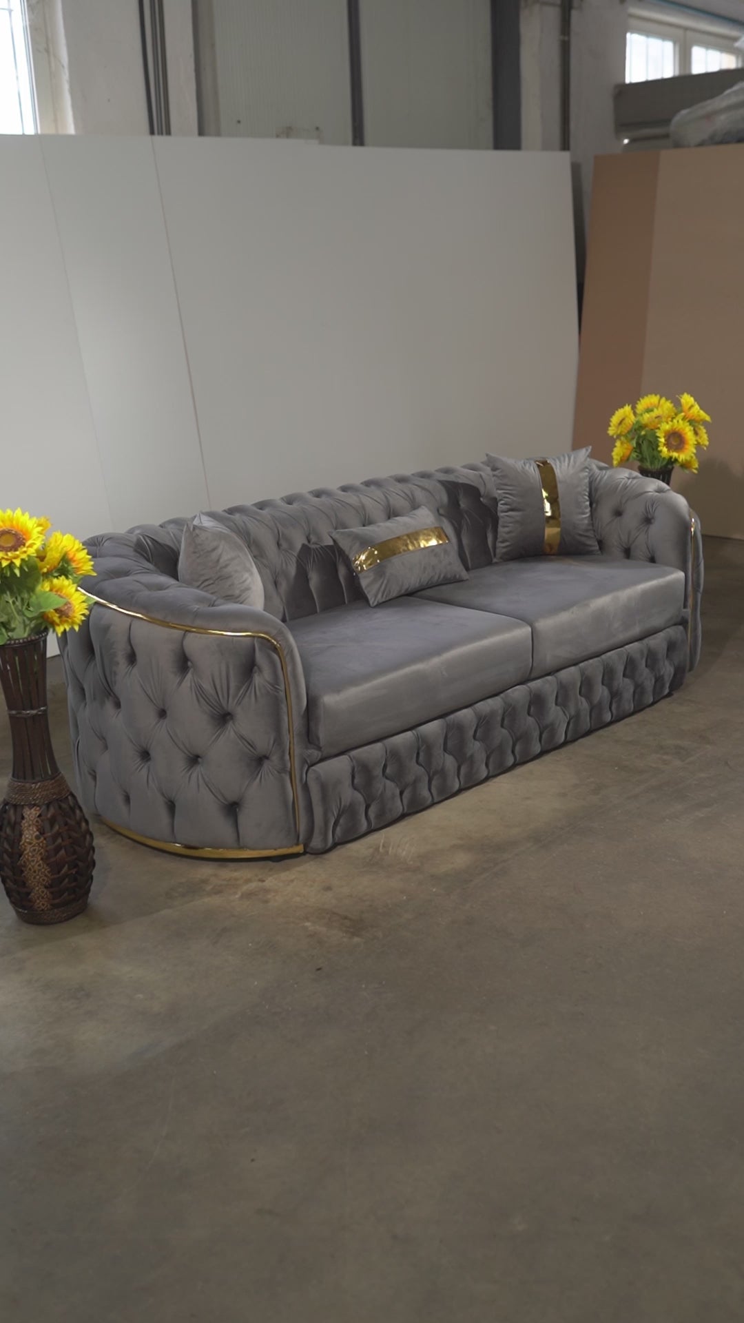 Încărcați videoclipul: Lugano – Canapea extensibilă tapițată cu catifea